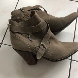 Used once tan stacked cone zipper booties size 11